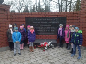 Uczniowie szkoły podstawowej odwiedzili ostrołęckie cmentarze